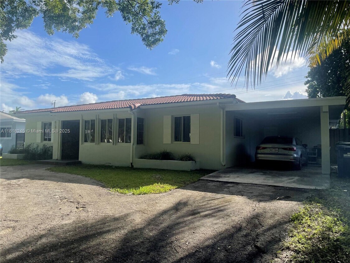 Foto principal - 8240 SW 62nd Ct
