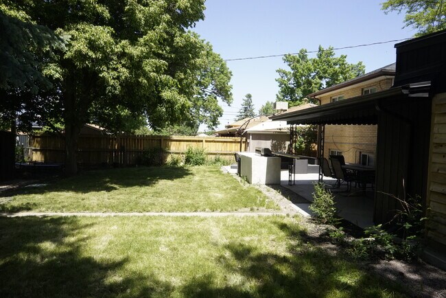 Building Photo - 2021 S Wolff St
