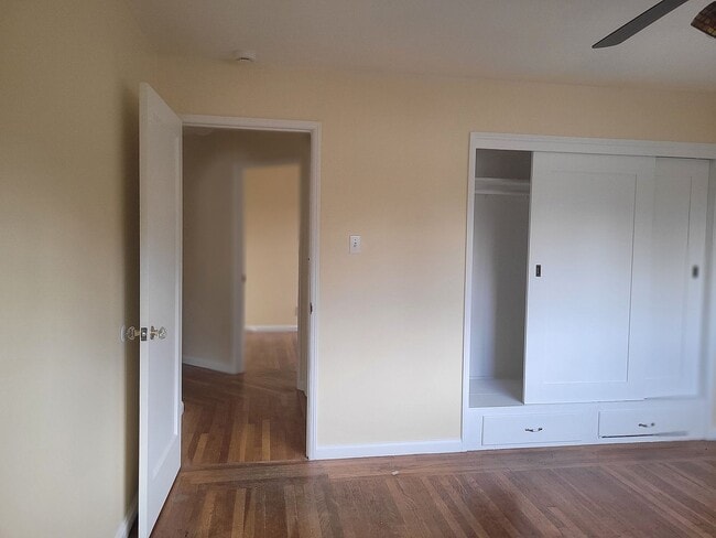 Building Photo - 2106 Albany Dr