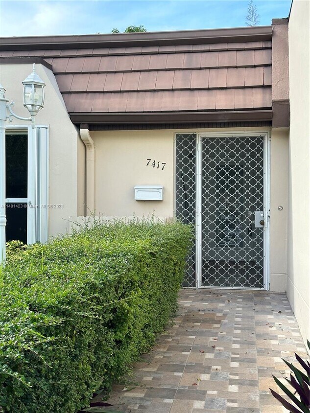 Primary Photo - 7417 Twin Sabal Dr