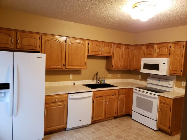 Building Photo - 919 River Dr