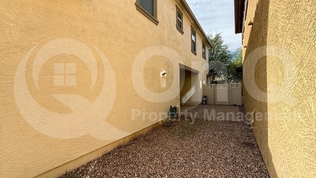 Building Photo - 940 S Hawk Ln