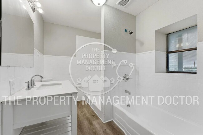 Foto del edificio - Rare Find! Spacious 2/1 Home on Huge Lot - Perfect for Work Vehicles, Boats & Pets