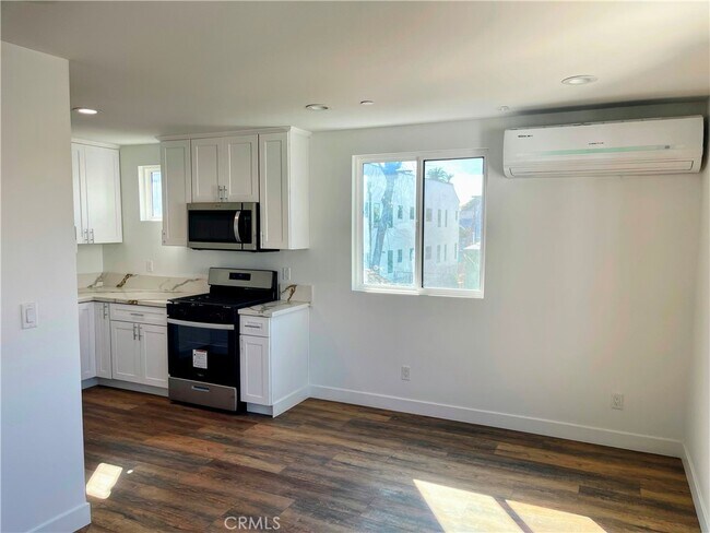 Building Photo - 1809 1/2 S Gramercy Pl-1809