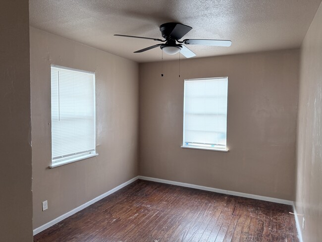 Building Photo - 17 Midway Dr