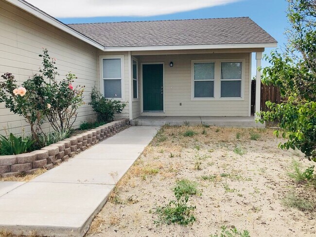 Building Photo - Charming 3 Bedroom