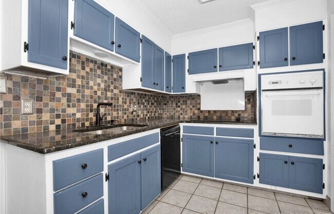 Foto del edificio - 5815 Permastone Lake Rd