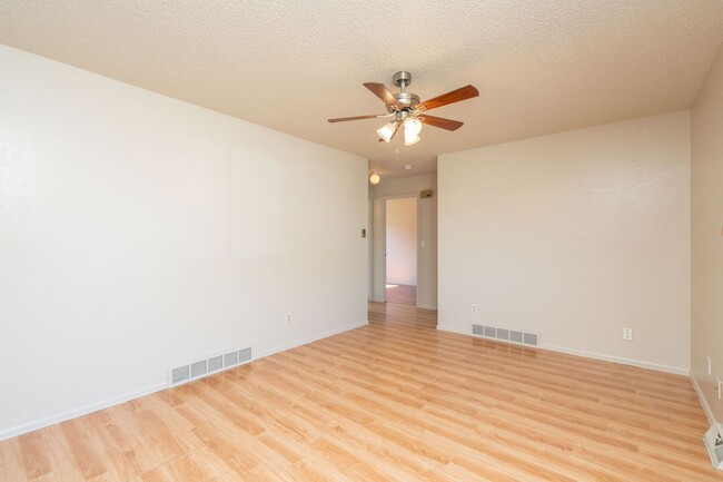 Building Photo - Nice 3 bedroom 1 bath Home close to Downto...