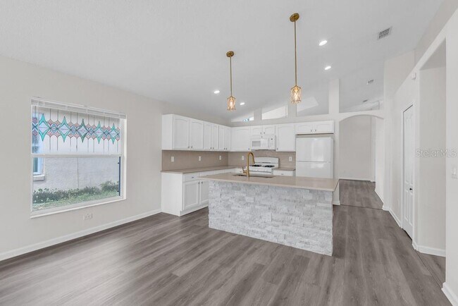 Foto del edificio - 15746 Autumn Glen Ave