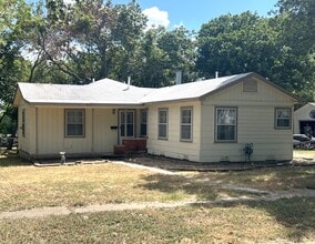 Building Photo - 920 E Walnut St
