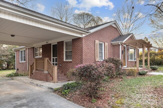 Building Photo - 308 Hillcrest Ave