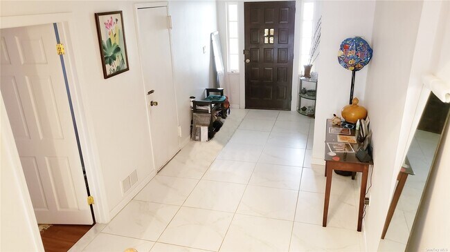 Foto del edificio - 208-33 15th Dr