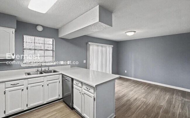 Foto del edificio - 7012 Windcrest Ln