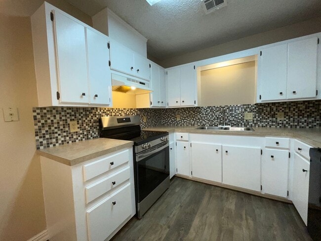 Building Photo - Charming 3-Bedroom with Fenced Yard & Cove...