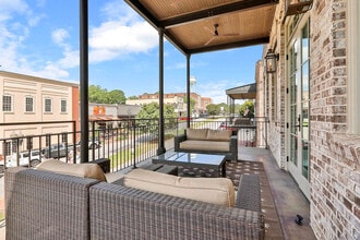 Building Photo - 15 Main St