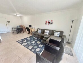 Building Photo - 10431 N Kendall Dr