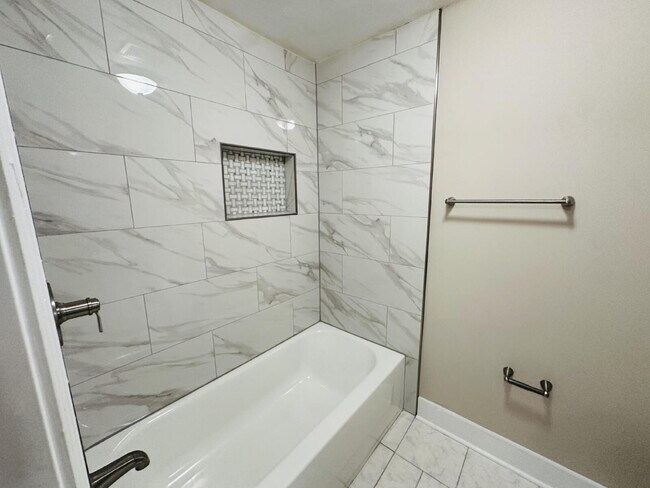 Building Photo - "Charming Retreat in Memphis: Spacious 1171 Sq Ft with Full Bathroom!"