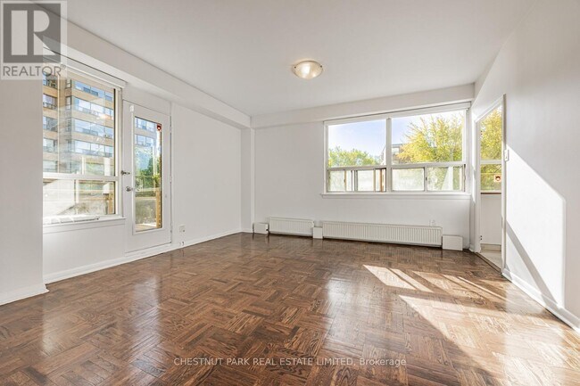 Photo du bâtiment - 2500 Bathurst St