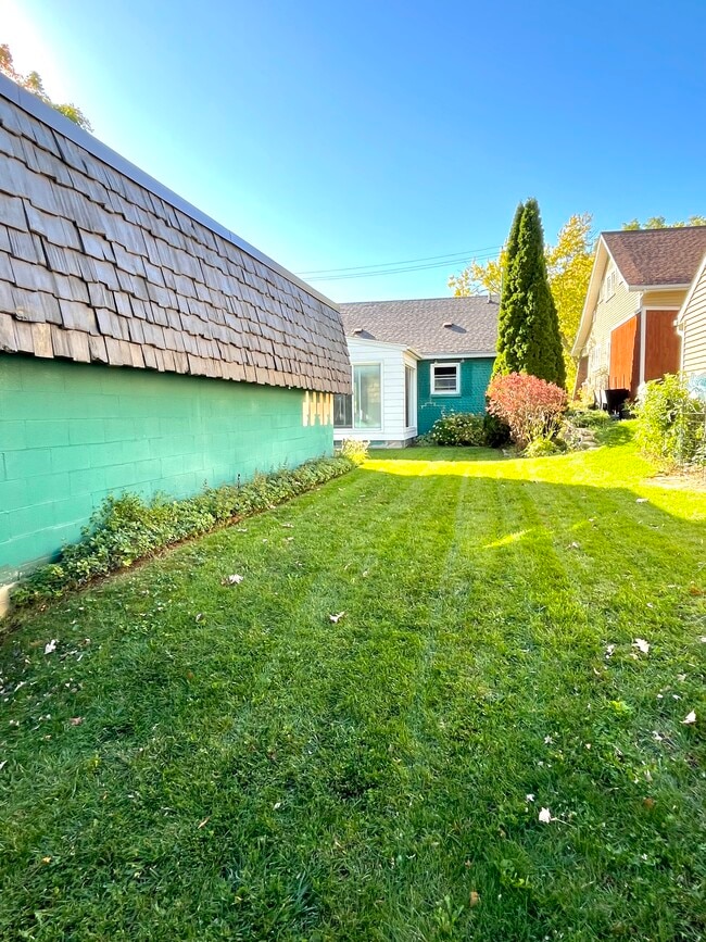 Building Photo - 706 Grand Ave NE