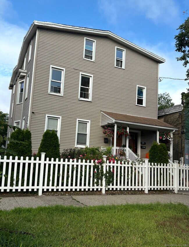 Building Photo - 1605 Park Ave