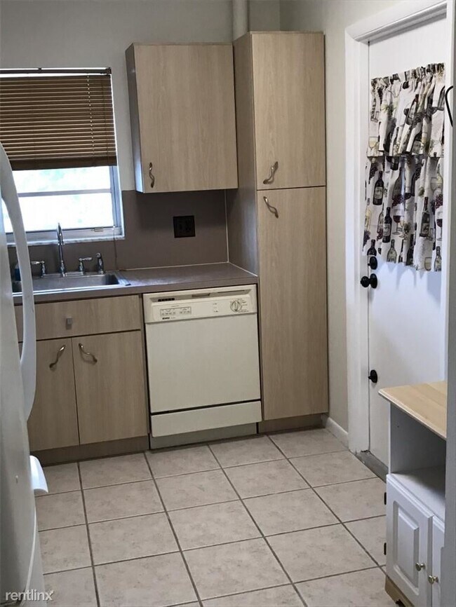 Building Photo - 1 br, 1 bath Apartment - 2088 N University Dr
