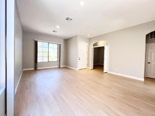 Foto del edificio - Fully renovated single-level luxury home –...
