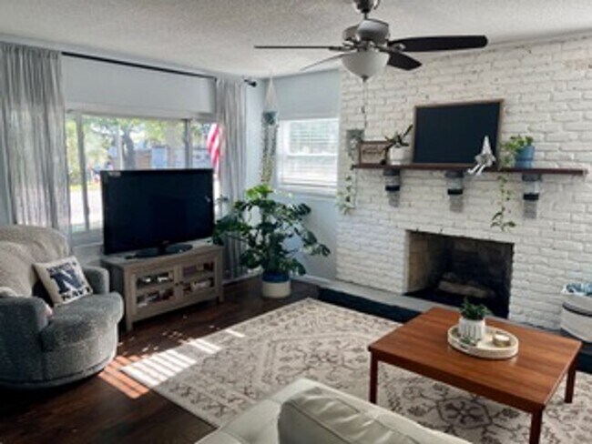 Foto del edificio - Discover the Allure of this Charming, Downtown 3 bedroom/2 Bath!