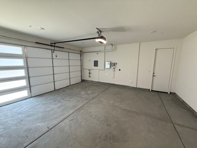 Foto del edificio - Brand New Construction in Rancho Mission V...