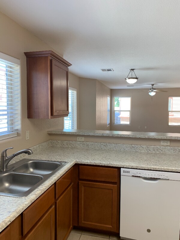 6345 Reynolds Dr Unit D15, Las Cruces, NM 88011 Room for Rent in Las