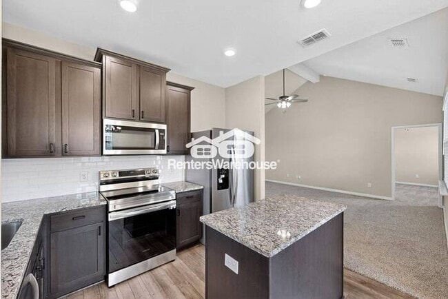 Foto del edificio - MOVE IN READY COMPLETELY UPDATED - 3BED/2B...