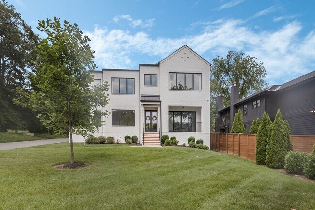 Foto del edificio - BEAUTIFUL CUSTOM BUILT HOME. 12 SOUTH ACRO...
