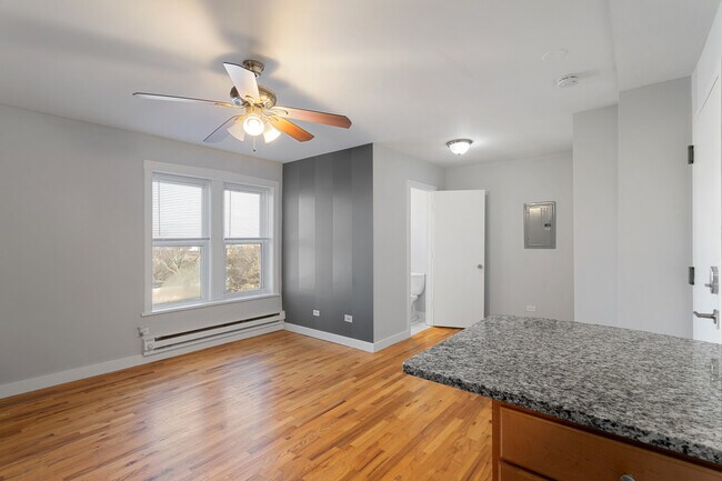 Foto del edificio - 7450 N Greenview Ave