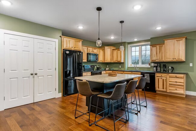 Foto del edificio - 4 Bedroom in Waterbury, VT Available on 7/1 (Furnished + Utilities included)