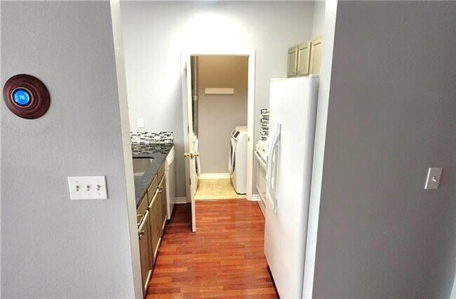 Foto del edificio - One Bedroom Rental
