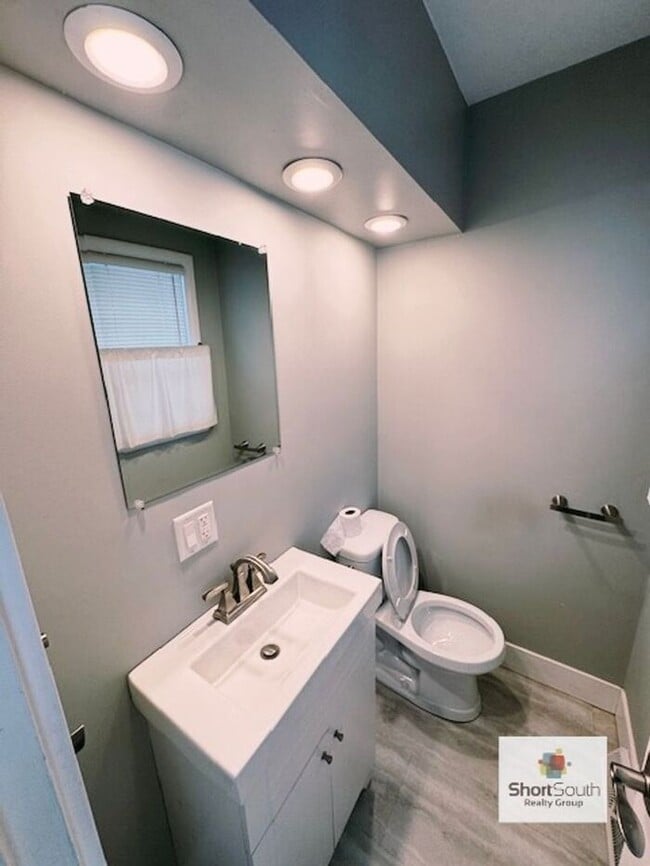 Foto del edificio - Updated - 3 bed 1.5 bath, with a detached garage