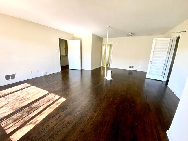 Livingroom - 506 Midvale Ave