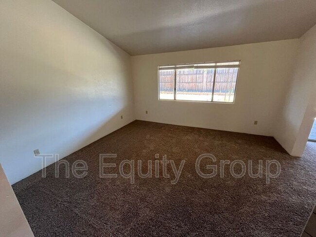 Building Photo - 920 Lone Oak