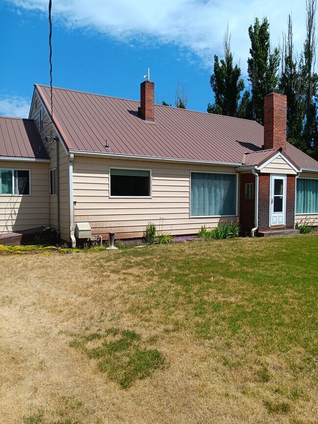 Building Photo - Farm House on Booth Ln