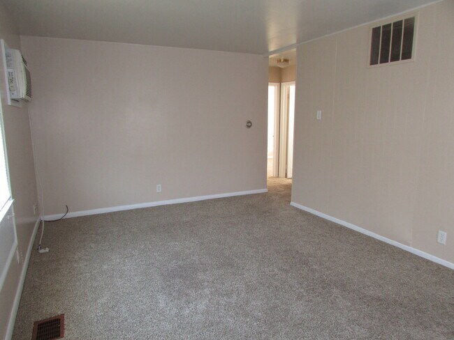 Building Photo - 2 BEDROOM | 1 BATH | SINGLE GARAGE | ROBBI...