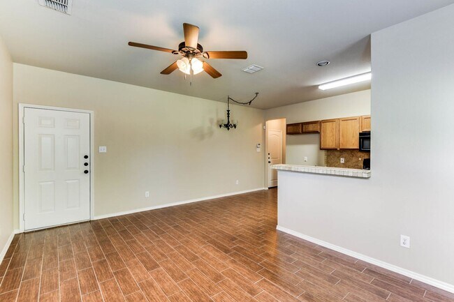 Foto del edificio - NICE 3 BEDROOM 2.5 BATH TOWNHOUSE LOCATED ...