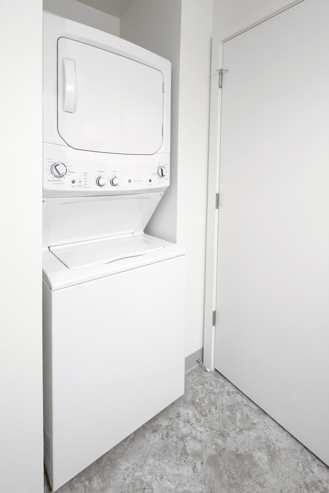 Lavadora/secadora apilada en cada apartamento. - Bridgeton Apartments
