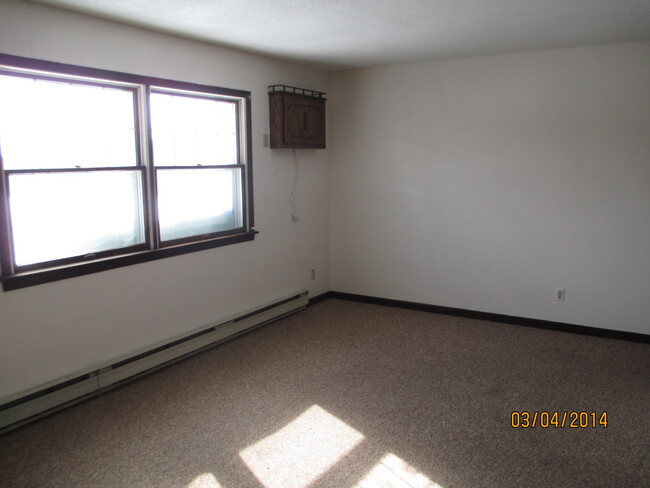 Living room - 101 E Maple St