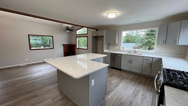 Building Photo - Eagle River (3) Bedroom Ranch + Mother-in-...
