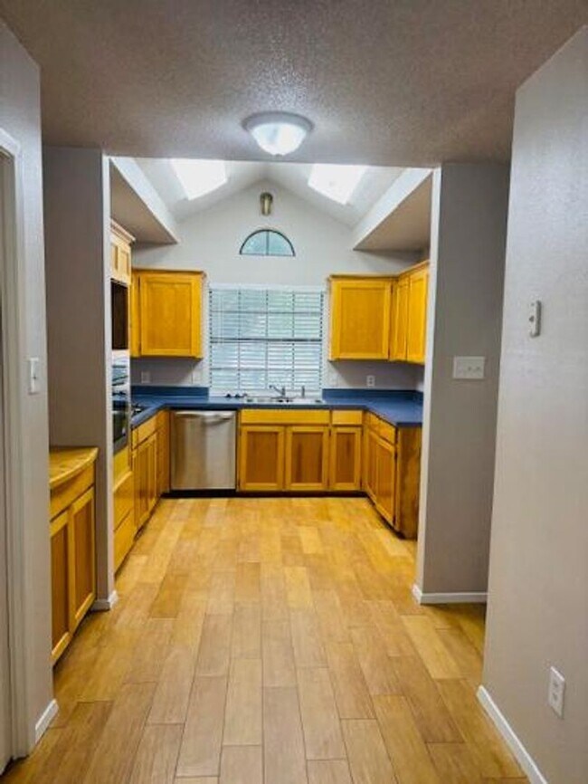 Foto del edificio - ASK ABOUT BACK TO SCHOOL MOVE IN SPECIAL!