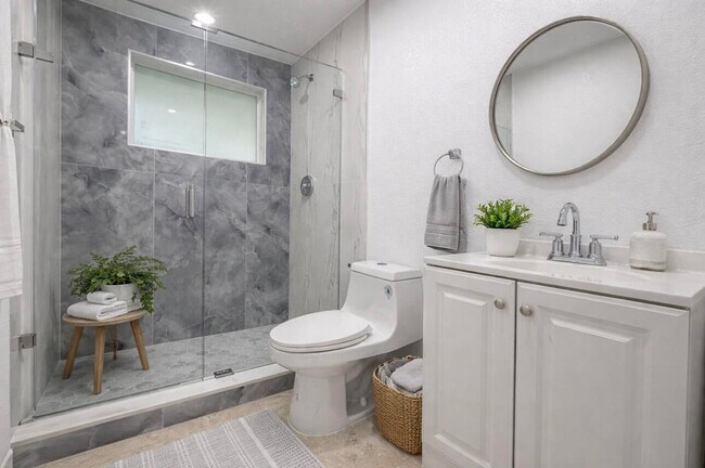 Building Photo - 732 Neil Rd