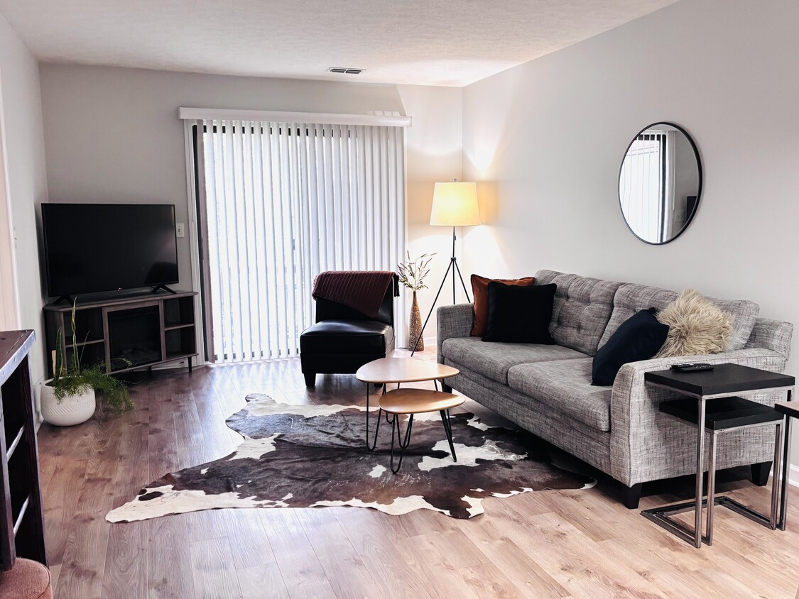 Espacio habitable cómodo y moderno con chimenea en la consola y Smart TV. - 551 Courtwood Ln