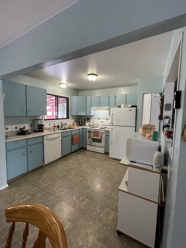 Building Photo - 1330-6001330 Twan Ave