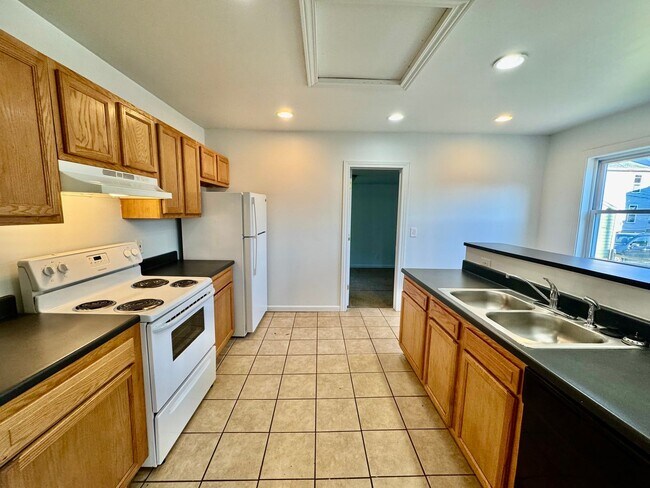 Foto del edificio - 5 Bedroom House - Available for Fall 2026 - Across from EMU!