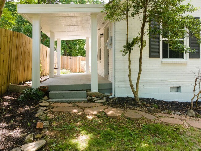 Foto del edificio - **REMODELED EAST NASHVILLE BUNGALOW IN HIG...