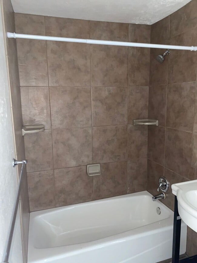 Building Photo - DDWELLS 4TH